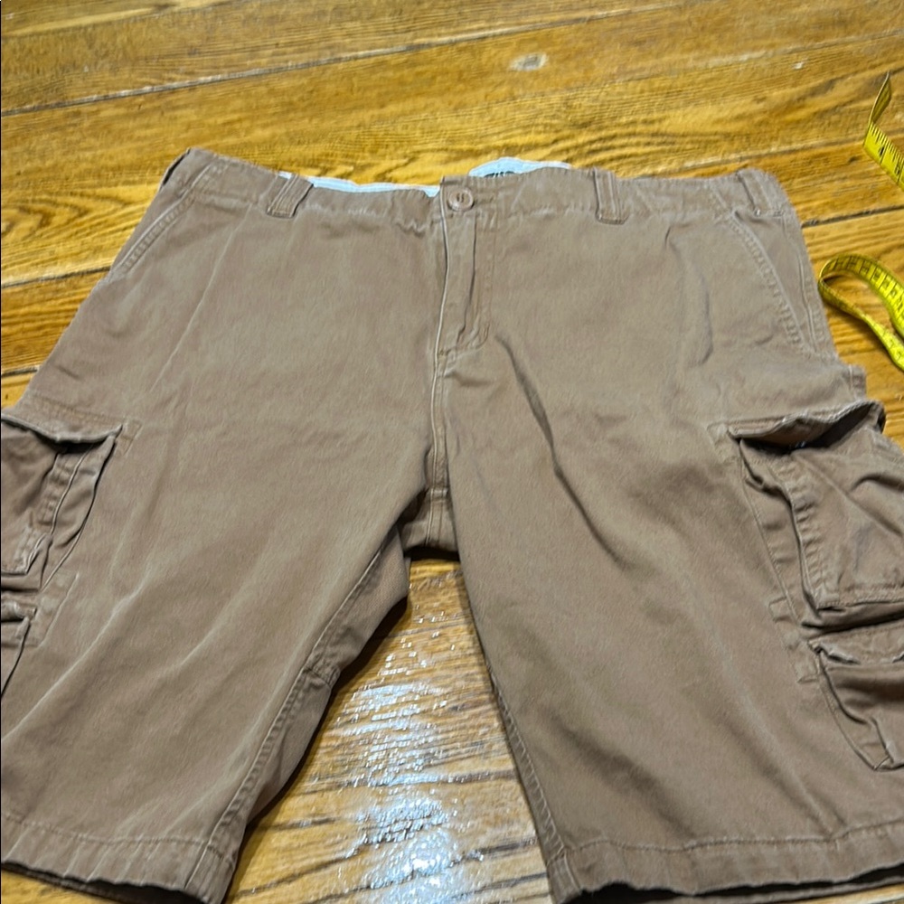 Gray Earth brown men’s cargo shorts in great condition. Size 50 waist. MSRP$48
